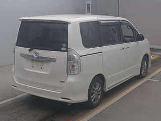 TOYOTA VOXY 2013
