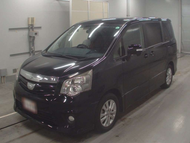 TOYOTA NOAH 2013