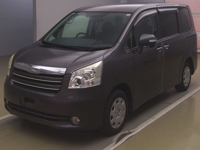 TOYOTA NOAH 2010