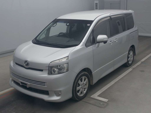 TOYOTA VOXY 2010
