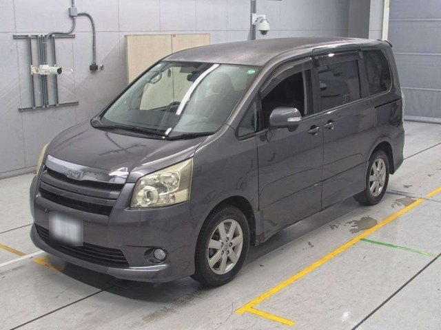 TOYOTA NOAH 2009