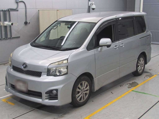 TOYOTA VOXY 2010
