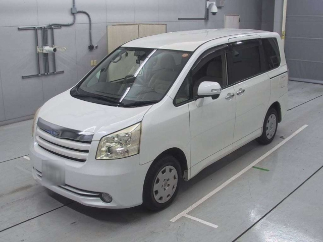 TOYOTA NOAH 2010