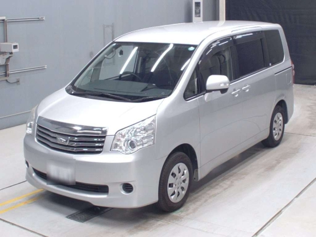 TOYOTA NOAH 2013