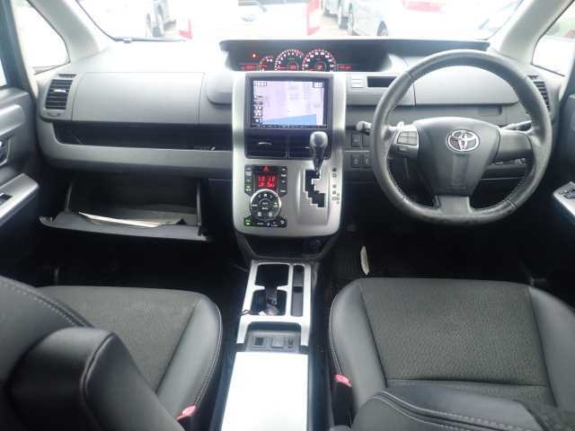 TOYOTA VOXY 2013