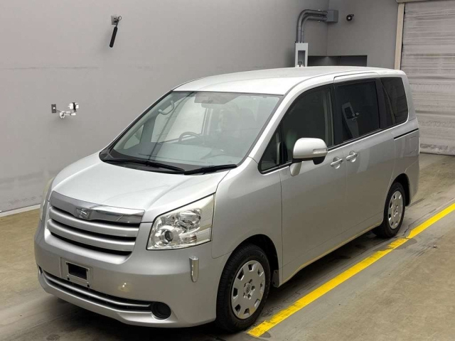 TOYOTA NOAH 2010