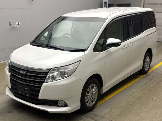TOYOTA NOAH 2015