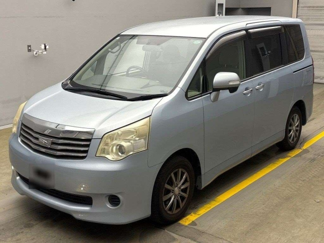 TOYOTA NOAH 2011