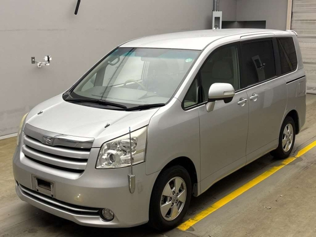 TOYOTA NOAH 2009