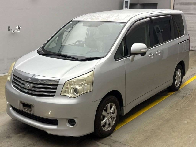 TOYOTA NOAH 2010