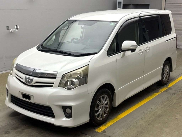TOYOTA NOAH 2010