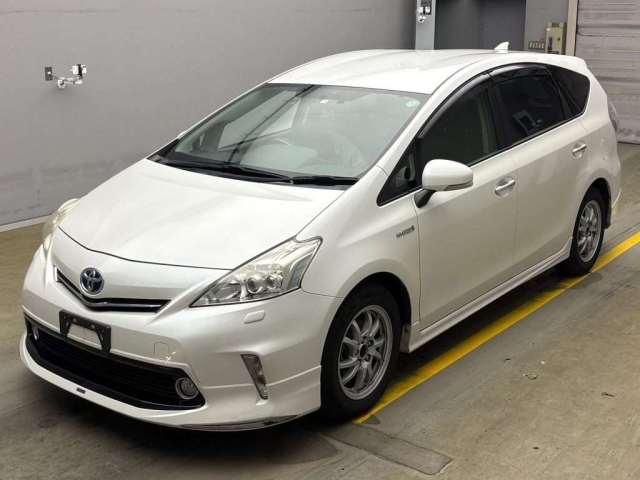 TOYOTA PRIUS ALPHA 2014