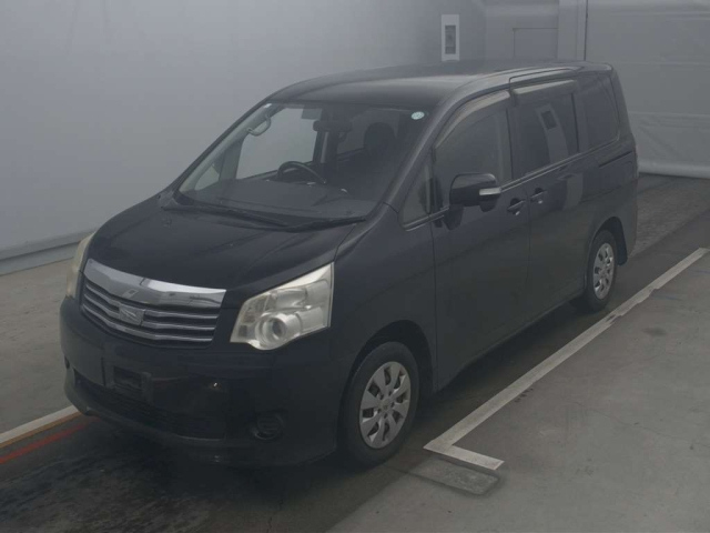 TOYOTA NOAH 2013