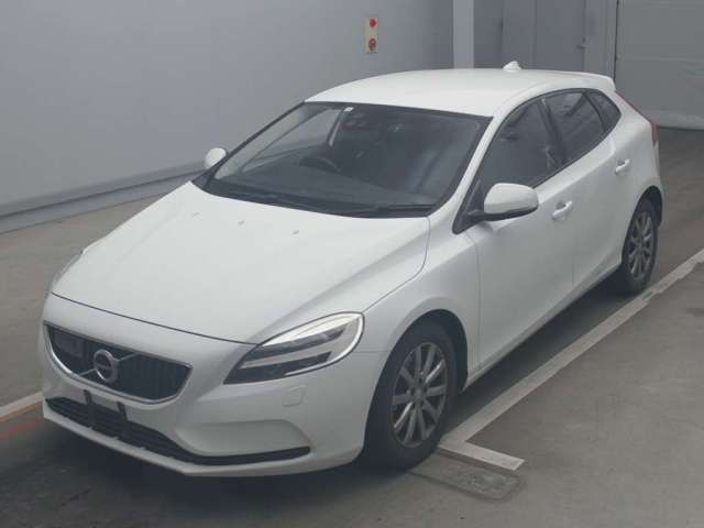 VOLVO V40 2016