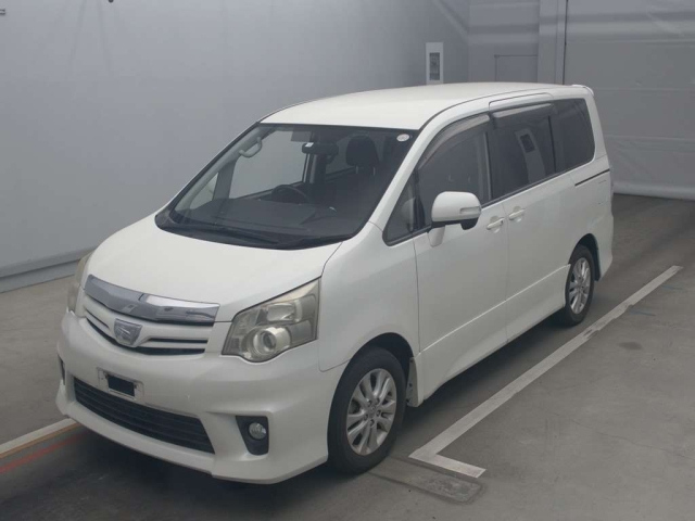 TOYOTA NOAH 2013