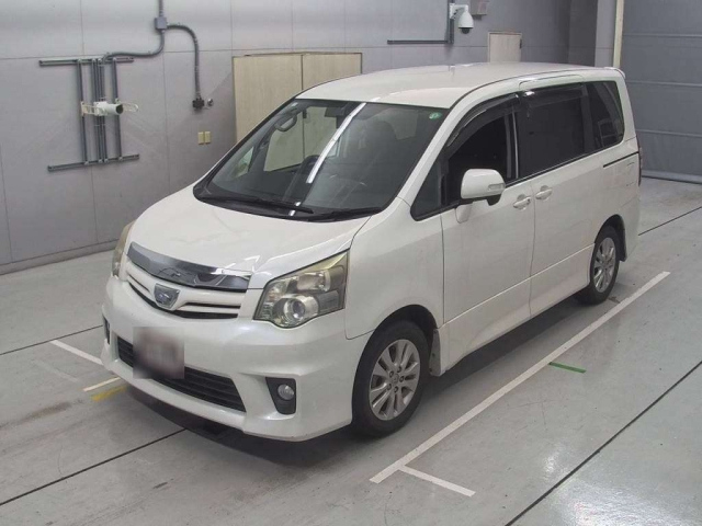 TOYOTA NOAH 2010