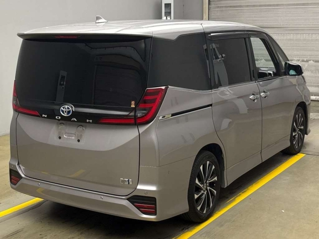 TOYOTA NOAH 2022