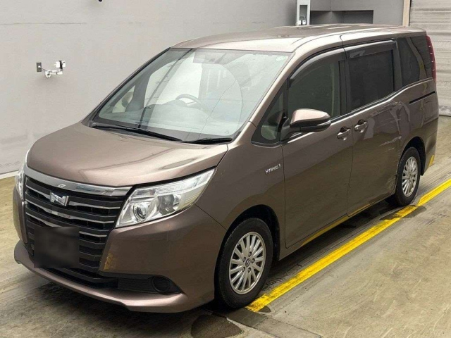 TOYOTA NOAH 2014
