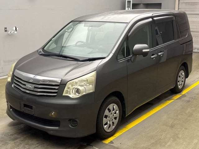TOYOTA NOAH 2011
