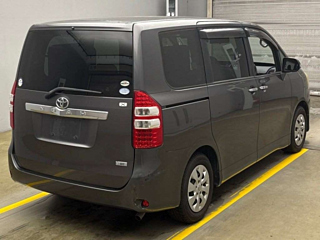 TOYOTA NOAH 2011