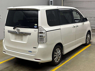 TOYOTA NOAH 2011