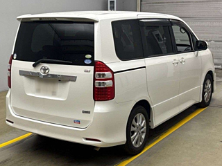 TOYOTA NOAH 2011