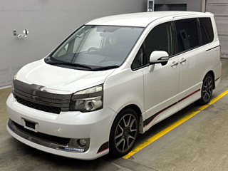 TOYOTA VOXY 2010