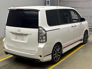 TOYOTA VOXY 2010