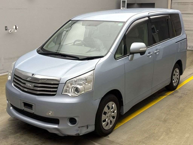 TOYOTA NOAH 2010