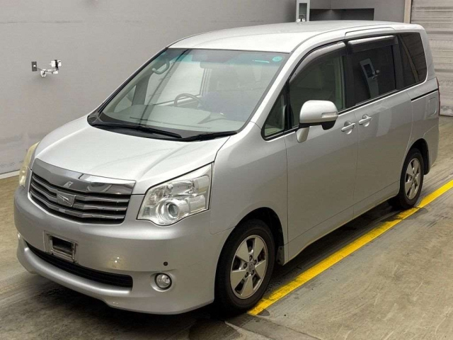 TOYOTA NOAH 2011