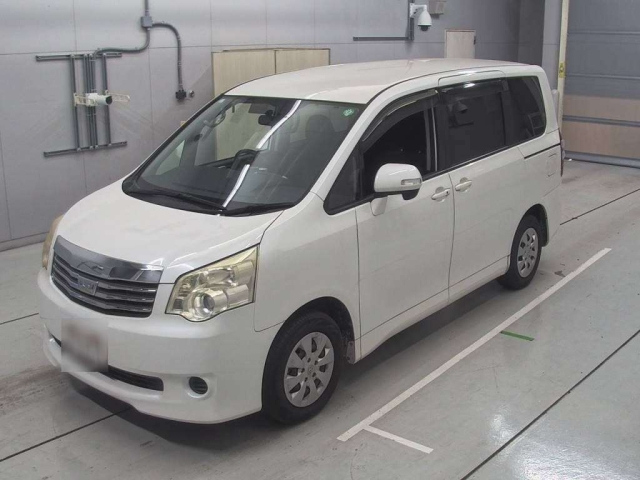 TOYOTA NOAH 2013