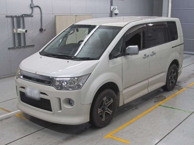 MITSUBISHI DELICA D5 2010