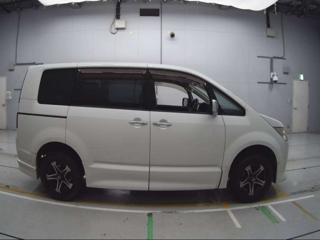 MITSUBISHI DELICA D5 2010