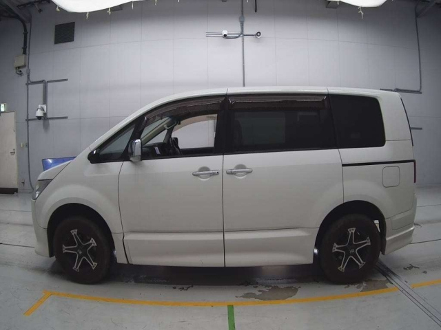 MITSUBISHI DELICA D5 2010