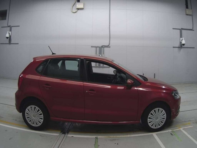 VOLKSWAGEN POLO 2016