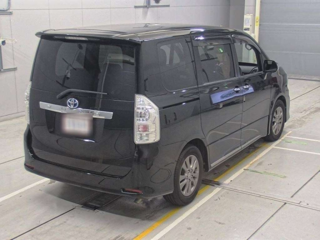 TOYOTA VOXY 2011