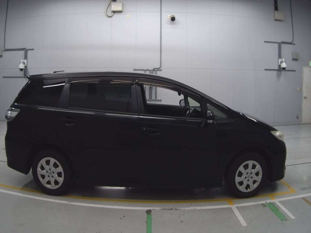 TOYOTA WISH 2013