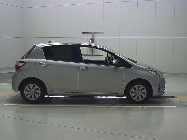 TOYOTA VITZ 2017