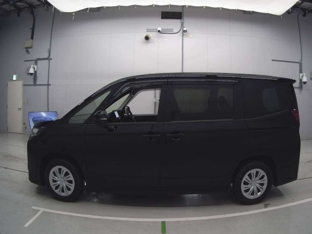 TOYOTA NOAH 2025