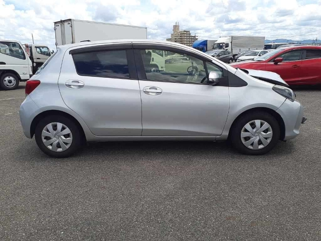 TOYOTA VITZ 2015