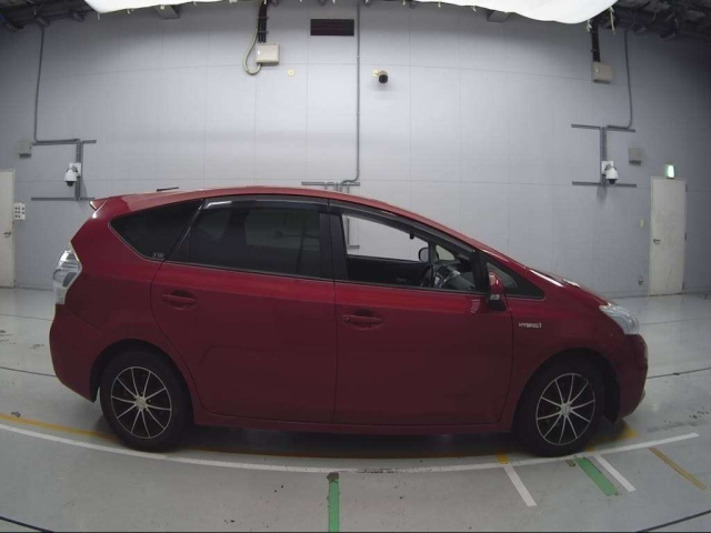 TOYOTA PRIUS ALPHA 2012