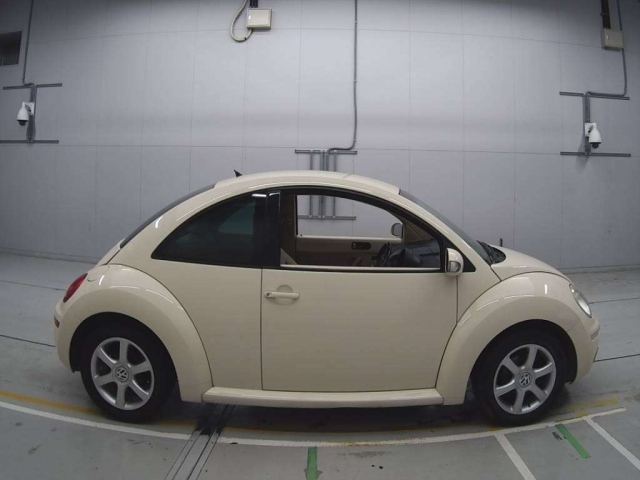 VOLKSWAGEN NEW BEETLE 2010