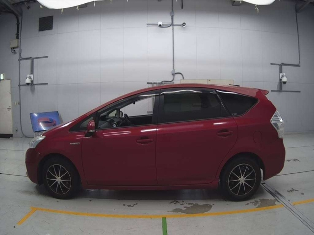 TOYOTA PRIUS ALPHA 2012