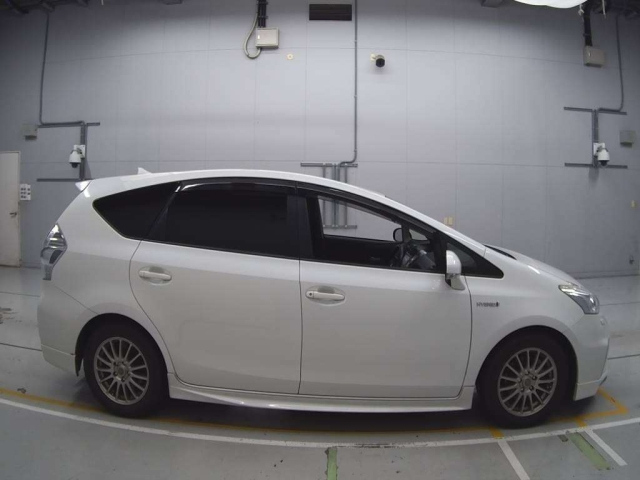 TOYOTA PRIUS ALPHA 2012
