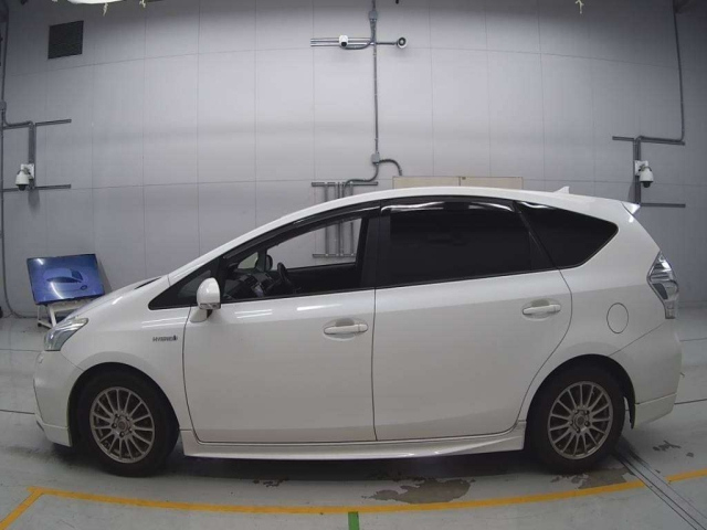 TOYOTA PRIUS ALPHA 2012