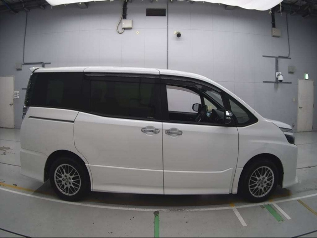 TOYOTA VOXY 2021