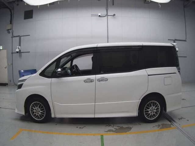 TOYOTA VOXY 2021
