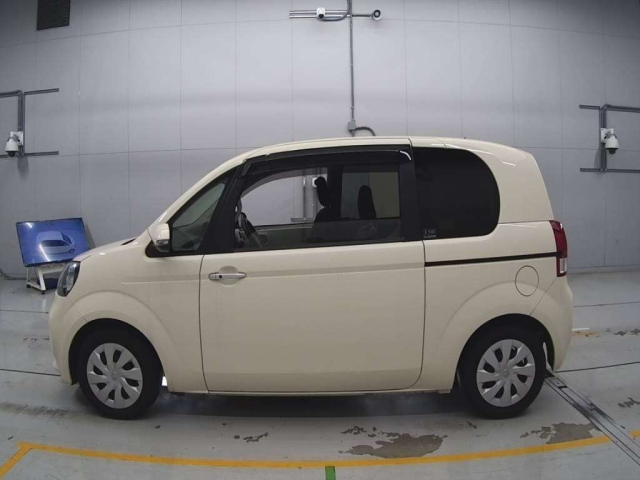 TOYOTA PORTE 2012