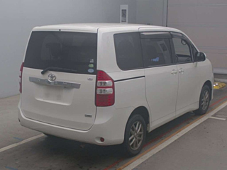 TOYOTA NOAH 2013
