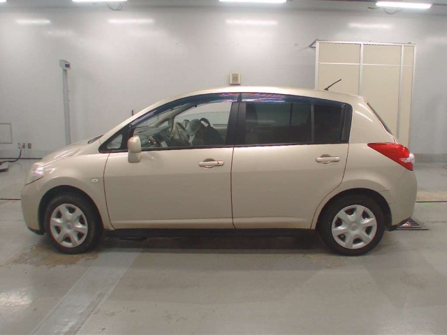NISSAN TIIDA 2010